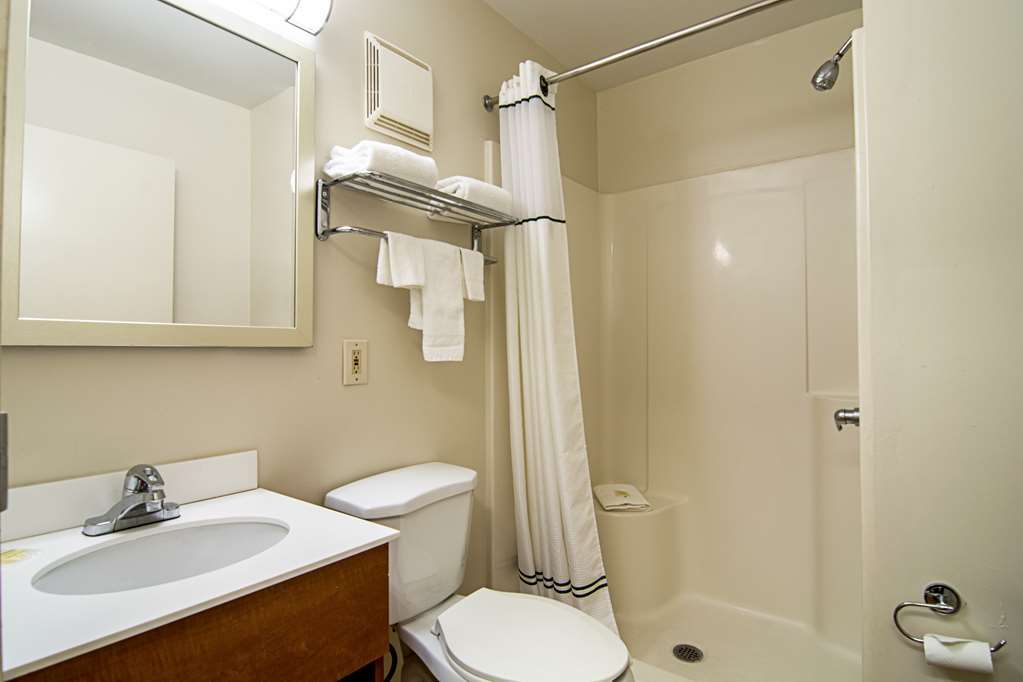 Hometowne By Red Roof Studios Cincinnati - Sharonville Room photo