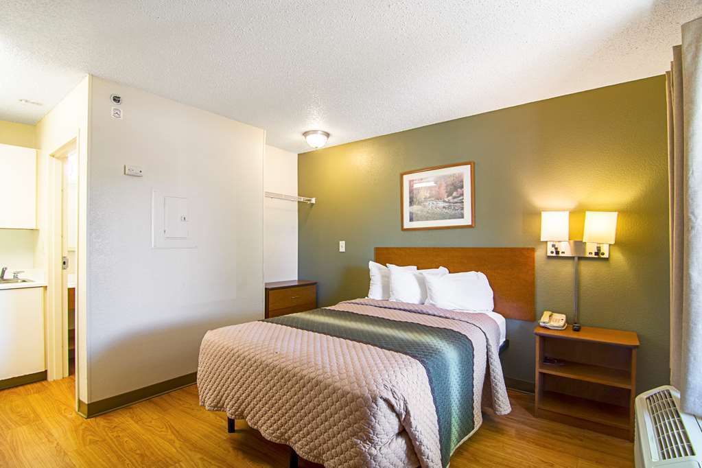 Hometowne By Red Roof Studios Cincinnati - Sharonville Room photo