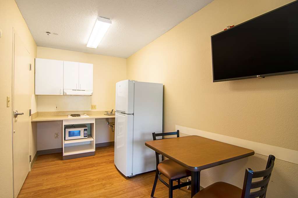 Hometowne By Red Roof Studios Cincinnati - Sharonville Room photo