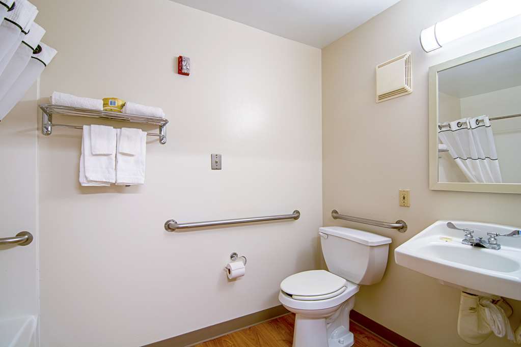 Hometowne By Red Roof Studios Cincinnati - Sharonville Room photo