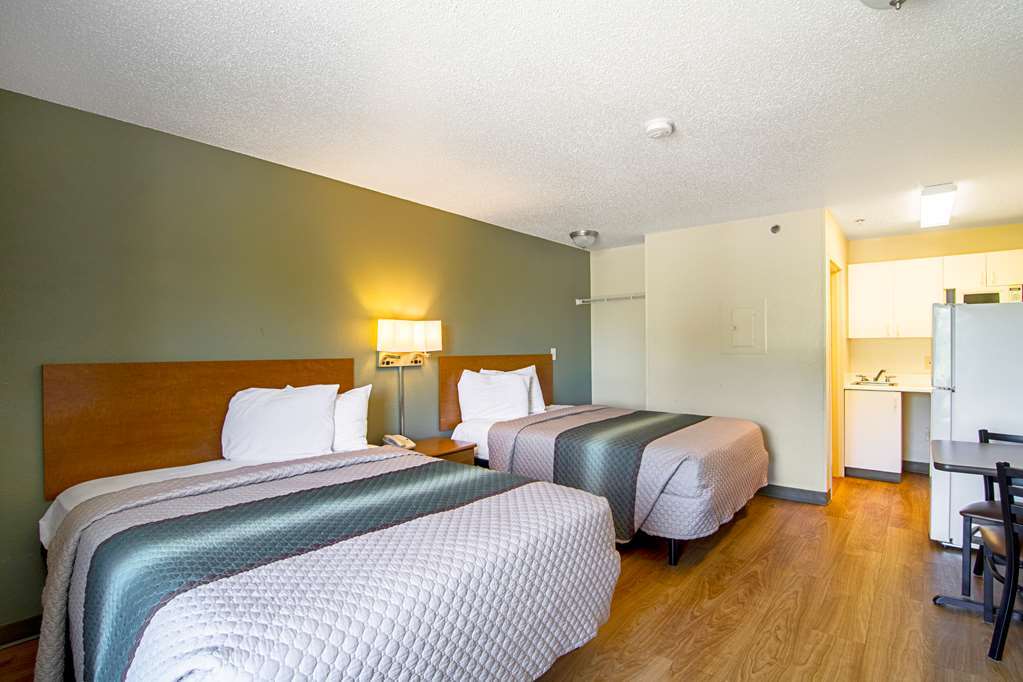 Hometowne By Red Roof Studios Cincinnati - Sharonville Room photo